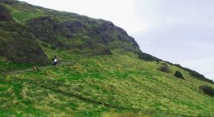 royal-mile-arthur-seat-path-to-top-edinburgh-600x328
