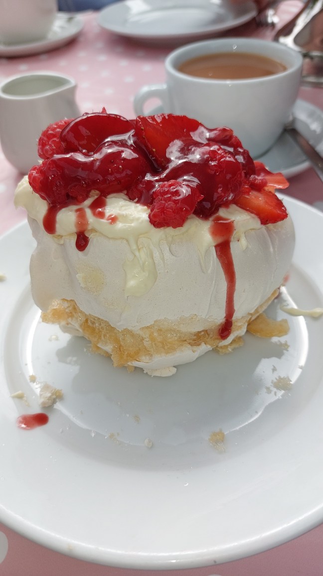 Cream meringue (cake), topped with strawberries