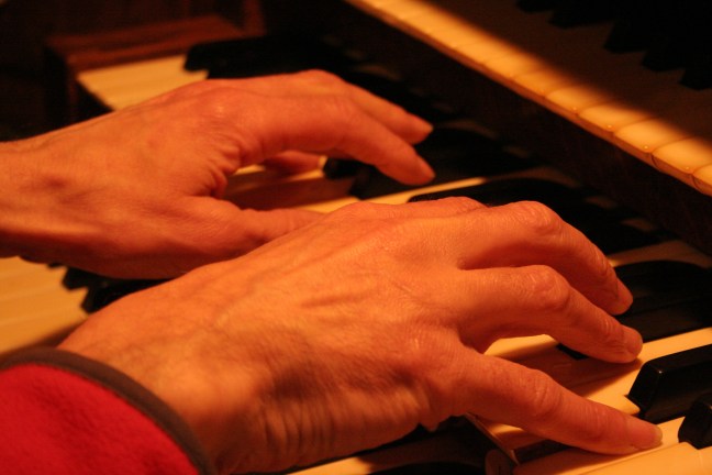 Hands playing the organ - Pixabay image